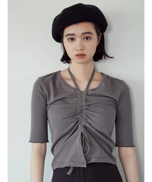 EMODA(エモダ)の「2WAYストラップヘムスリットトップ(Tシャツ/カットソー・レディース・ブラック/グレー/ブルー/ホワイト・FREE)」の4枚目の写真