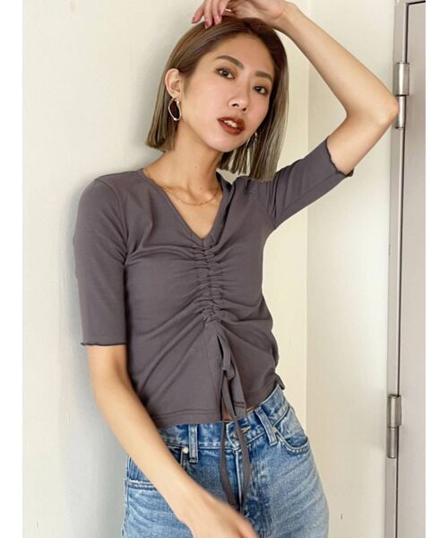 EMODA(エモダ)の「2WAYストラップヘムスリットトップ(Tシャツ/カットソー・レディース・ブラック/グレー/ブルー/ホワイト・FREE)」の6枚目の写真