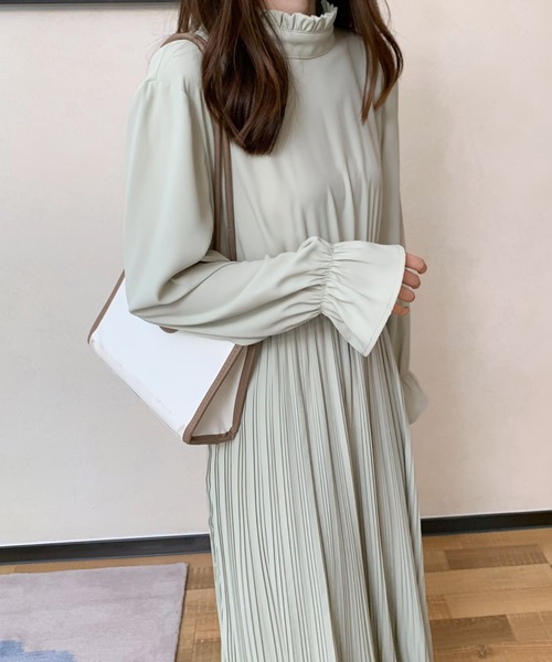 ABITOKYO(アビトーキョー)の「プチハイネックプリーツ切替ワンピース(ワンピース・レディース・グリーン/ベージュ/ブラック・FREE)」の3枚目の写真