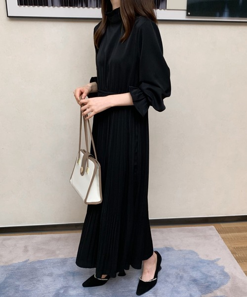 ABITOKYO(アビトーキョー)の「プチハイネックプリーツ切替ワンピース(ワンピース・レディース・グリーン/ベージュ/ブラック・FREE)」の2枚目の写真