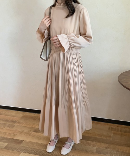ABITOKYO(アビトーキョー)の「プチハイネックプリーツ切替ワンピース(ワンピース・レディース・グリーン/ベージュ/ブラック・FREE)」の8枚目の写真