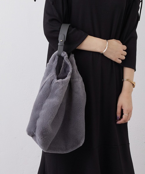 Actually（アクチュアリー）の「コットニー ファーバッグ（トートバッグ・レディース・ブラック/ベージュ/グレー・フリー）」の3枚目の写真