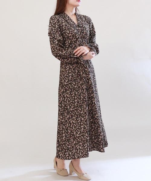 ASTORIA ODIER(アストリアオディール)の「衿付き花柄フレアワンピース(ワンピース・レディース・ブラック/ブラウン・MEDIUM)」の19枚目の写真