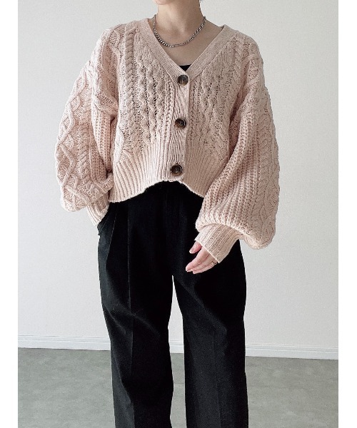 Yucca（ユッカ）の「ケーブルショート丈カーディガン（MEKKE　低身長向け）（カーディガン/ボレロ・レディース・サックスブルー/ピンク/ベージュ・FREE）」の3枚目の写真