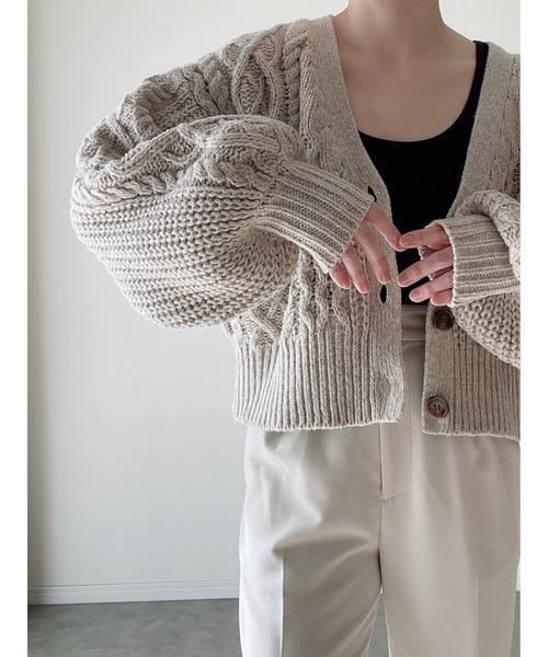 Yucca（ユッカ）の「ケーブルショート丈カーディガン（MEKKE　低身長向け）（カーディガン/ボレロ・レディース・サックスブルー/ピンク/ベージュ・FREE）」の12枚目の写真