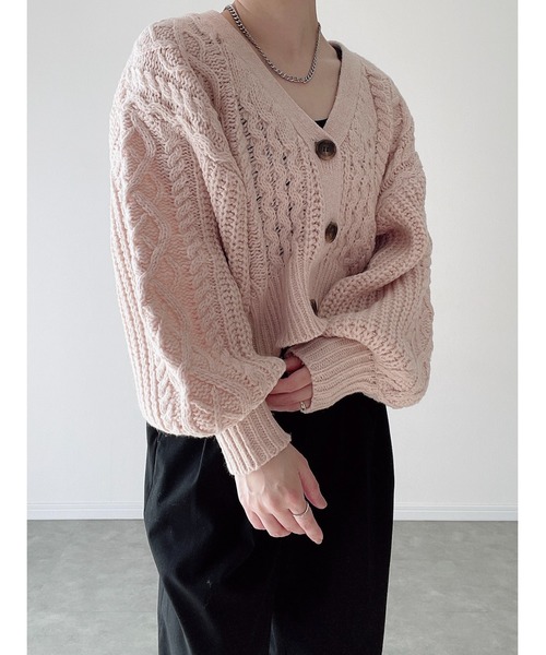 Yucca（ユッカ）の「ケーブルショート丈カーディガン（MEKKE　低身長向け）（カーディガン/ボレロ・レディース・サックスブルー/ピンク/ベージュ・FREE）」の21枚目の写真