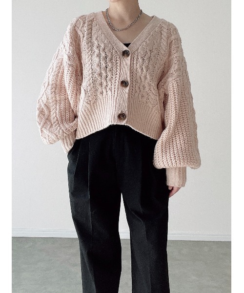 Yucca（ユッカ）の「ケーブルショート丈カーディガン（MEKKE　低身長向け）（カーディガン/ボレロ・レディース・サックスブルー/ピンク/ベージュ・FREE）」の22枚目の写真