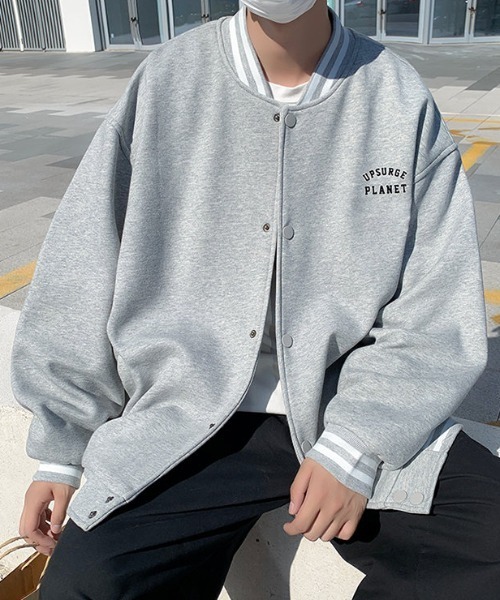 MGV(エムジーヴィー)の「カレッジロゴオーバーサイズスタジャン(スタジャン・メンズ・グレー/ネイビー・MEDIUM/LARGE/X-LARGE)」の7枚目の写真