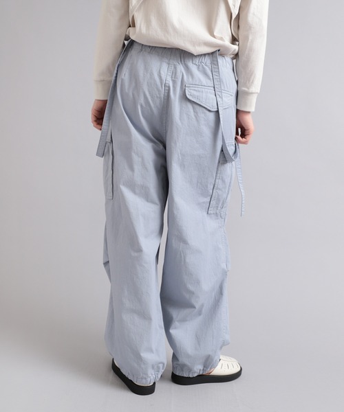 RNA-N(アールエヌエーエヌ)の「R4063 サスペンダーパラシュートパンツ(カーゴパンツ・レディース・ネイビー/グレイッシュブルー/サンドベージュ・MEDIUM)」の5枚目の写真