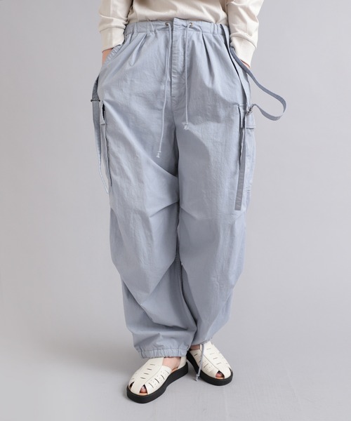 RNA-N(アールエヌエーエヌ)の「R4063 サスペンダーパラシュートパンツ(カーゴパンツ・レディース・ネイビー/グレイッシュブルー/サンドベージュ・MEDIUM)」の8枚目の写真