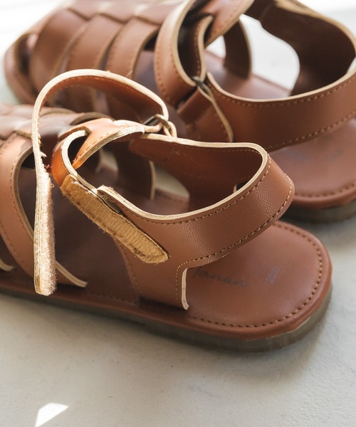 pairmanon（ペアマノン）の「フェイクレザーフラットグルカサンダル（サンダル・キッズ・ベージュ・20/21/19/22/18/17）」の3枚目の写真