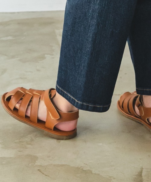 pairmanon（ペアマノン）の「フェイクレザーフラットグルカサンダル（サンダル・キッズ・ベージュ・20/21/19/22/18/17）」の4枚目の写真