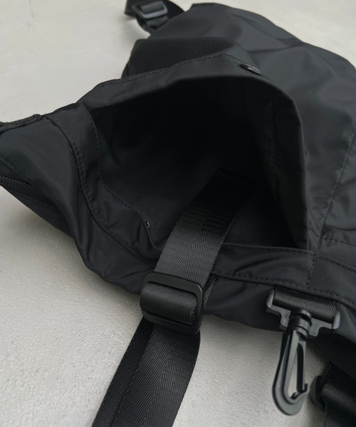 y/m by れぽすけ（イムバイレポスケ）の「ヘルメットBAG（ショルダーバッグ・メンズ・ブラック・FREE）」の7枚目の写真