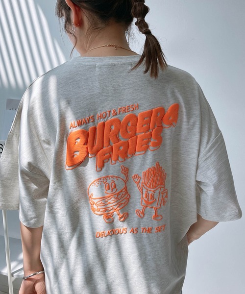 AS KNOW AS plus（アズノゥアズプラス）の「〇ジャンクフード 発泡プリントTシャツ（Tシャツ/カットソー・レディース・オフホワイト/ライトイエロー/オートミール/ブルー/ホワイト系2/ブラック系2/ブルー系2/アイボリー系2/ホワイト系3/ライトピンク/アイボリー系3/ブラック系3/ブルー系4/アイボリー系4/ブラック系4/ホワイト系4/ブラック系5/ブルー系6/アイボリー系6/ブラック系6/ホワイト系6/アイボリー系7/ブラック系7/パープル系7/アイボリー系8/ホワイト系8/ブルー系8/ブラック系8・FREE）」の14枚目の写真