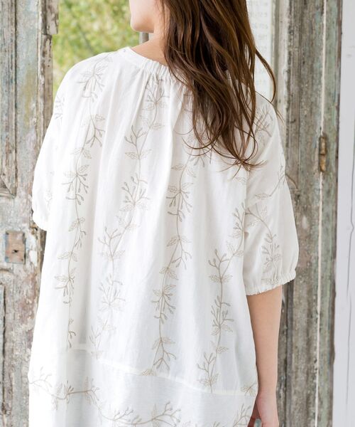 rps（アールピーエス）の「リーフ刺繍７分袖チュニック（チュニック・レディース・アイボリー/チャコールグレー/オフホワイト・フリー）」の10枚目の写真