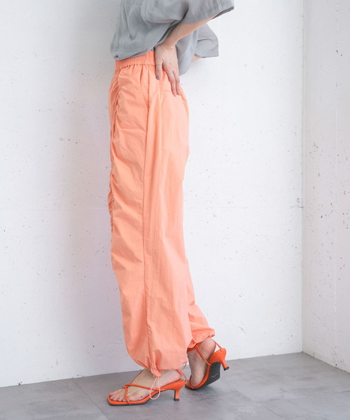 KBF(ケイビーエフ)の「フロントギャザーパラシュートパンツ(その他パンツ・レディース・カーキ/アイボリー/チャコールグレー/オレンジ系その他・ONE)」の20枚目の写真