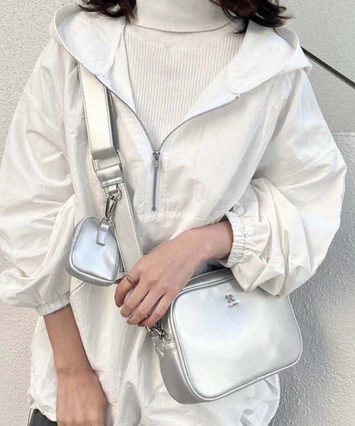 one after another NICE CLAUP(ワンアフターアナザーナイスクラップ)の「NCエンブレム付きボディーバッグ(ボディバッグ/ウエストポーチ・レディース・アイボリー/ブラック/シルバー・FREE)」の2枚目の写真