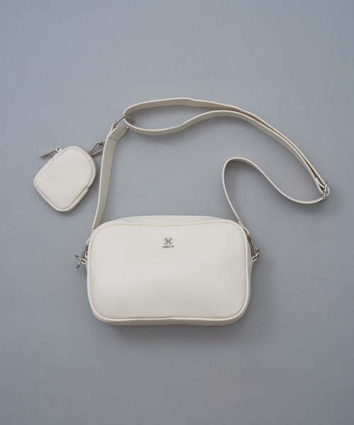 one after another NICE CLAUP(ワンアフターアナザーナイスクラップ)の「NCエンブレム付きボディーバッグ(ボディバッグ/ウエストポーチ・レディース・アイボリー/ブラック/シルバー・FREE)」の3枚目の写真