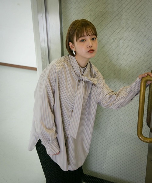 KBF（ケイビーエフ）の「ボウタイロングシャツ（シャツ/ブラウス・レディース・ベージュ系その他/ブルー系その他・ONE）」の2枚目の写真