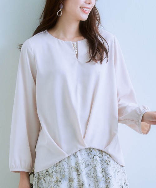 7days Life Styling（セブンデイズライフスタイリング）の「フロントタック2WAYブラウス（しわになりにくい・UVカット・タンブル乾燥OK）（シャツ/ブラウス・レディース・オフホワイト/ブラック/サックスブルー/ベージュ・S/M/L/LL）」の4枚目の写真