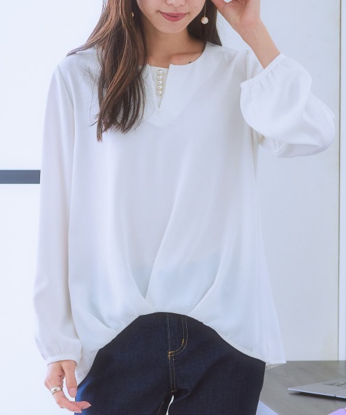 7days Life Styling（セブンデイズライフスタイリング）の「フロントタック2WAYブラウス（しわになりにくい・UVカット・タンブル乾燥OK）（シャツ/ブラウス・レディース・オフホワイト/ブラック/サックスブルー/ベージュ・S/M/L/LL）」の2枚目の写真