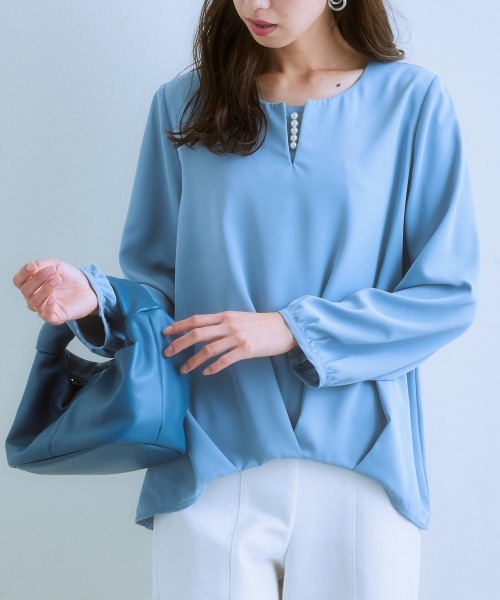 7days Life Styling（セブンデイズライフスタイリング）の「フロントタック2WAYブラウス（しわになりにくい・UVカット・タンブル乾燥OK）（シャツ/ブラウス・レディース・オフホワイト/ブラック/サックスブルー/ベージュ・S/M/L/LL）」の1枚目の写真