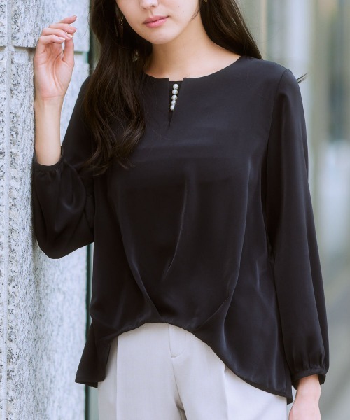 7days Life Styling（セブンデイズライフスタイリング）の「フロントタック2WAYブラウス（しわになりにくい・UVカット・タンブル乾燥OK）（シャツ/ブラウス・レディース・オフホワイト/ブラック/サックスブルー/ベージュ・S/M/L/LL）」の3枚目の写真