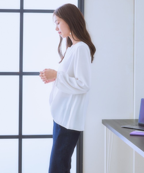 7days Life Styling（セブンデイズライフスタイリング）の「フロントタック2WAYブラウス（しわになりにくい・UVカット・タンブル乾燥OK）（シャツ/ブラウス・レディース・オフホワイト/ブラック/サックスブルー/ベージュ・S/M/L/LL）」の7枚目の写真