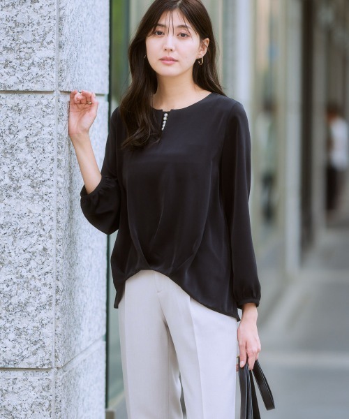 7days Life Styling（セブンデイズライフスタイリング）の「フロントタック2WAYブラウス（しわになりにくい・UVカット・タンブル乾燥OK）（シャツ/ブラウス・レディース・オフホワイト/ブラック/サックスブルー/ベージュ・S/M/L/LL）」の9枚目の写真