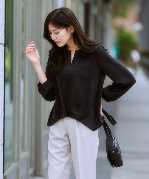 7days Life Styling（セブンデイズライフスタイリング）の「フロントタック2WAYブラウス（しわになりにくい・UVカット・タンブル乾燥OK）（シャツ/ブラウス・レディース・オフホワイト/ブラック/サックスブルー/ベージュ・S/M/L/LL）」の8枚目の写真