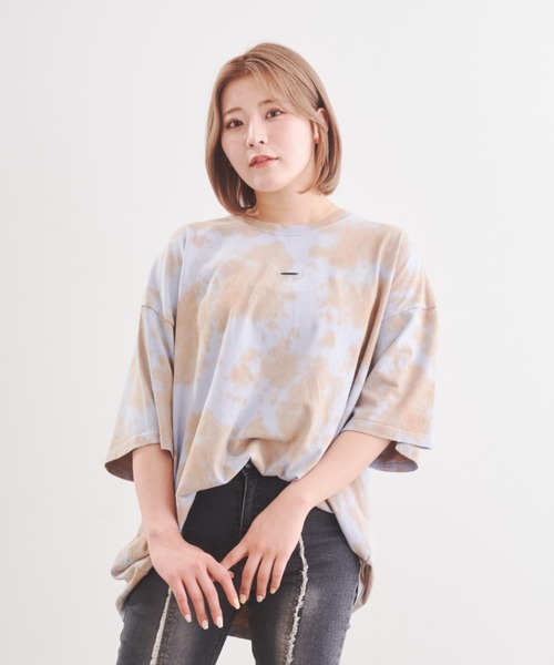 tシャツ HUGELY - ワンポイントロゴタイダイTシャツ（ユニセックス着用） レディース メンズ tシャツ HUGELY - ワンポイントロゴタイダイTシャツ（ユニ