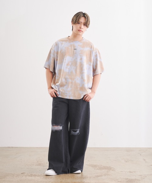 tシャツ HUGELY - ワンポイントロゴタイダイTシャツ（ユニセックス着用） レディース メンズ tシャツ HUGELY - ワンポイントロゴタイダイTシャツ（ユニ