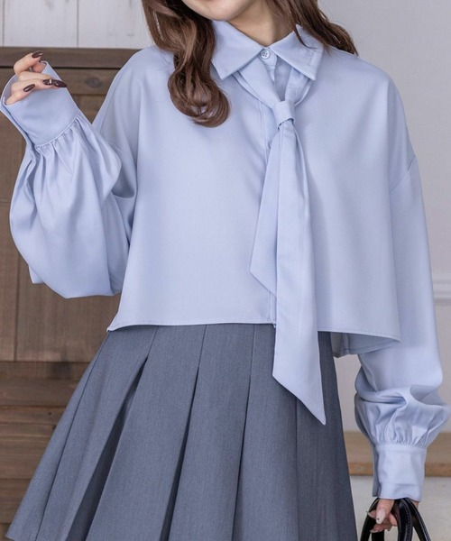 clear（クリア）の「≪再入荷≫ネクタイ付きショート丈長袖シャツ[オフィスカジュアル 着回し抜群 大人]（シャツ/ブラウス・レディース・アイボリー/ピンクベージュ/サックスブルー・F）」の3枚目の写真