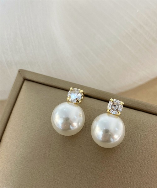LA VORAGINE(ラ ヴォラジネ)の「アレルギー対応パールビジューピアス(ピアス(両耳用)・レディース・シャンパン/ホワイト/グレー・FREE)」の4枚目の写真