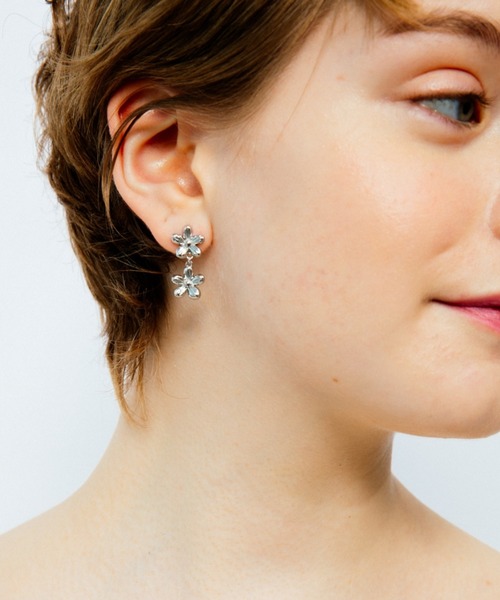 whim(ウィム)の「【NEW】2Flower Pierce(ピアス(両耳用)・レディース・シルバー/ゴールド・FREE)」の2枚目の写真