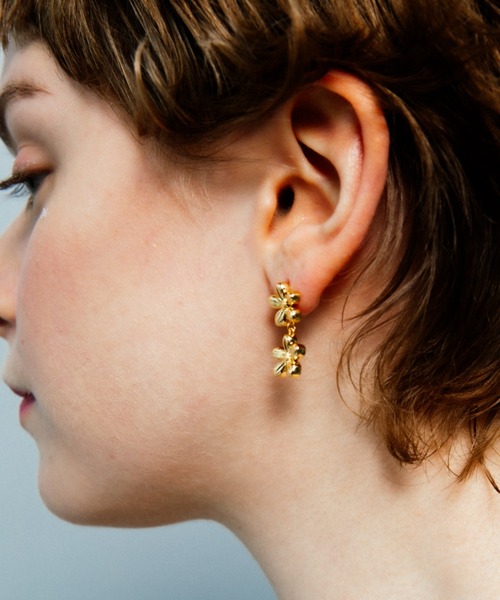whim(ウィム)の「【NEW】2Flower Pierce(ピアス(両耳用)・レディース・シルバー/ゴールド・FREE)」の1枚目の写真