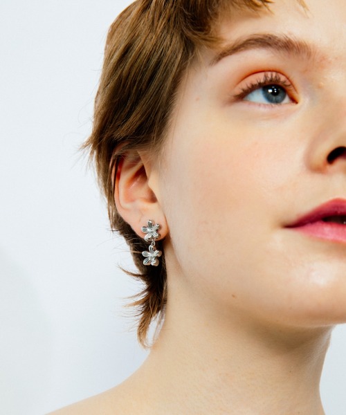 whim(ウィム)の「【NEW】2Flower Pierce(ピアス(両耳用)・レディース・シルバー/ゴールド・FREE)」の7枚目の写真