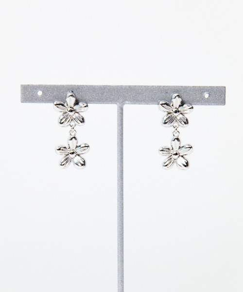 whim(ウィム)の「【NEW】2Flower Pierce(ピアス(両耳用)・レディース・シルバー/ゴールド・FREE)」の3枚目の写真
