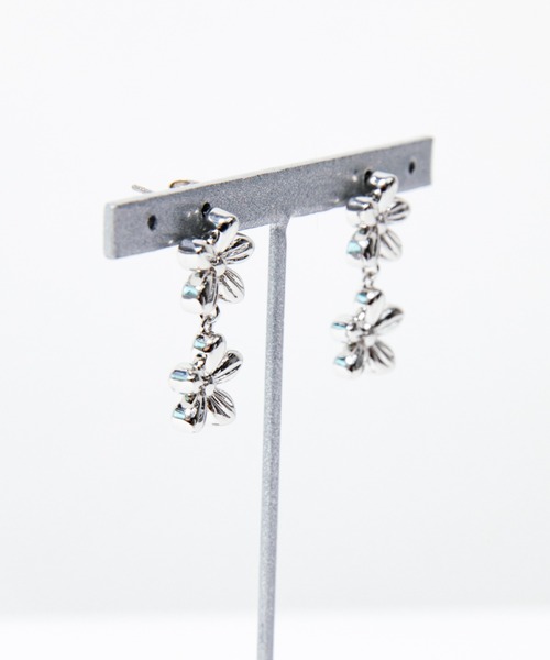 whim(ウィム)の「【NEW】2Flower Pierce(ピアス(両耳用)・レディース・シルバー/ゴールド・FREE)」の4枚目の写真