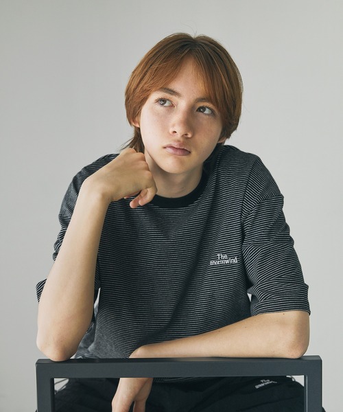 The unormwind（ザアンノームワインド）の「胸刺繍ロゴ半袖Tシャツ無地/ボーダー裾ドローコード（Tシャツ/カットソー・メンズ・グレー/ホワイト系/ブラック/ブラック系/ホワイト・S/M/L/XL）」の4枚目の写真