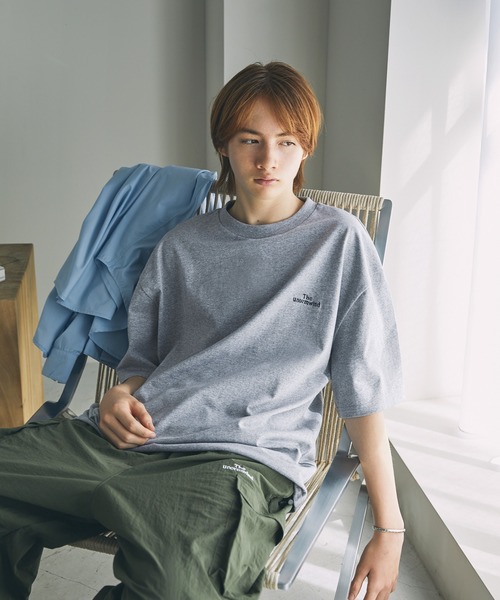 The unormwind（ザアンノームワインド）の「胸刺繍ロゴ半袖Tシャツ無地/ボーダー裾ドローコード（Tシャツ/カットソー・メンズ・グレー/ホワイト系/ブラック/ブラック系/ホワイト・S/M/L/XL）」の5枚目の写真