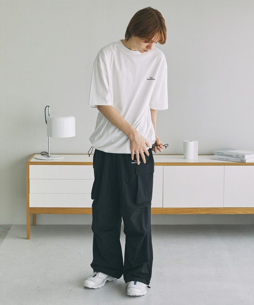 The unormwind（ザアンノームワインド）の「胸刺繍ロゴ半袖Tシャツ無地/ボーダー裾ドローコード（Tシャツ/カットソー・メンズ・グレー/ホワイト系/ブラック/ブラック系/ホワイト・S/M/L/XL）」の11枚目の写真