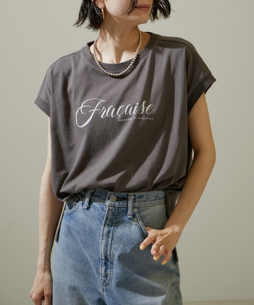 SALON adam et rope'(サロン アダム エ ロペ)の「【WEB限定】FracoiseロゴプリントフレンチスリーブTシャツ(Tシャツ/カットソー・レディース・オフホワイト/チャコールグレー・FREE)」の2枚目の写真