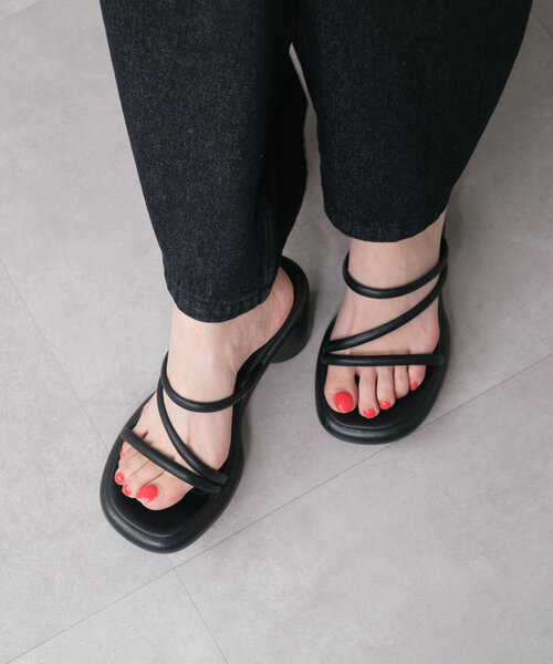 Kastane（カスタネ）の「【WEB限定】チャンキーヒールサンダル（サンダル・レディース・アイボリー/ブラック/シルバー・36/37/38）」の2枚目の写真