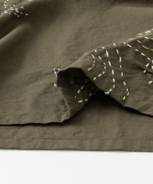 URBAN RESEARCH Sonny Label（アーバンリサーチサニーレーベル）の「フラワーハンドエンブロイダリー半袖シャツ（シャツ/ブラウス・メンズ・カーキ/オフホワイト/ブラウン・MEDIUM/LARGE）」の9枚目の写真