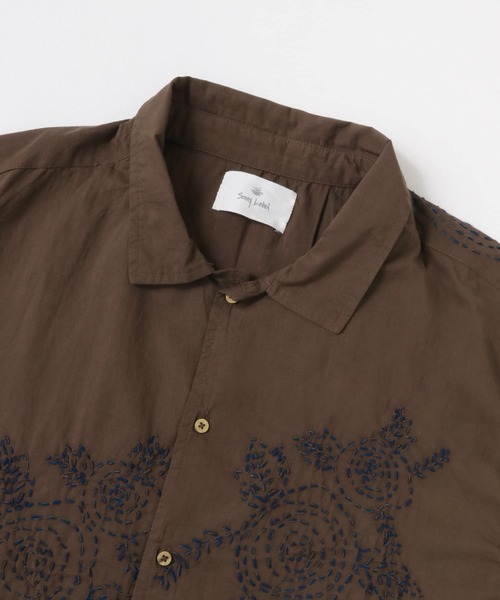 URBAN RESEARCH Sonny Label（アーバンリサーチサニーレーベル）の「フラワーハンドエンブロイダリー半袖シャツ（シャツ/ブラウス・メンズ・カーキ/オフホワイト/ブラウン・MEDIUM/LARGE）」の10枚目の写真