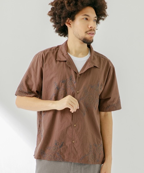 URBAN RESEARCH Sonny Label（アーバンリサーチサニーレーベル）の「フラワーハンドエンブロイダリー半袖シャツ（シャツ/ブラウス・メンズ・カーキ/オフホワイト/ブラウン・MEDIUM/LARGE）」の2枚目の写真