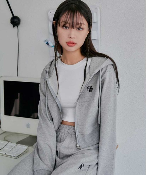 muahmuah(ムーアムーア)の「A'GEM/9 × .kom『muah muah/ムーアムーア』 LOGO POINT TRAINING CROP HOOD ZIPUP/トレーニング クロップ ジップアップ パーカー(パーカー・レディース・ブラック/グレー・FREE)」の2枚目の写真