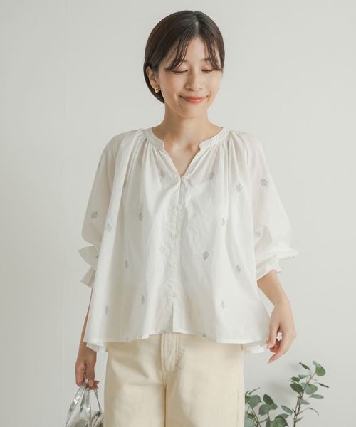 URBAN RESEARCH DOORS（アーバンリサーチドアーズ）の「ラメ刺繍ブラウス（シャツ/ブラウス・レディース・ホワイト/チャコールグレー・MEDIUM）」の3枚目の写真