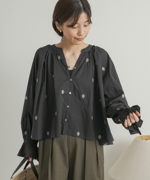 URBAN RESEARCH DOORS（アーバンリサーチドアーズ）の「ラメ刺繍ブラウス（シャツ/ブラウス・レディース・ホワイト/チャコールグレー・MEDIUM）」の14枚目の写真